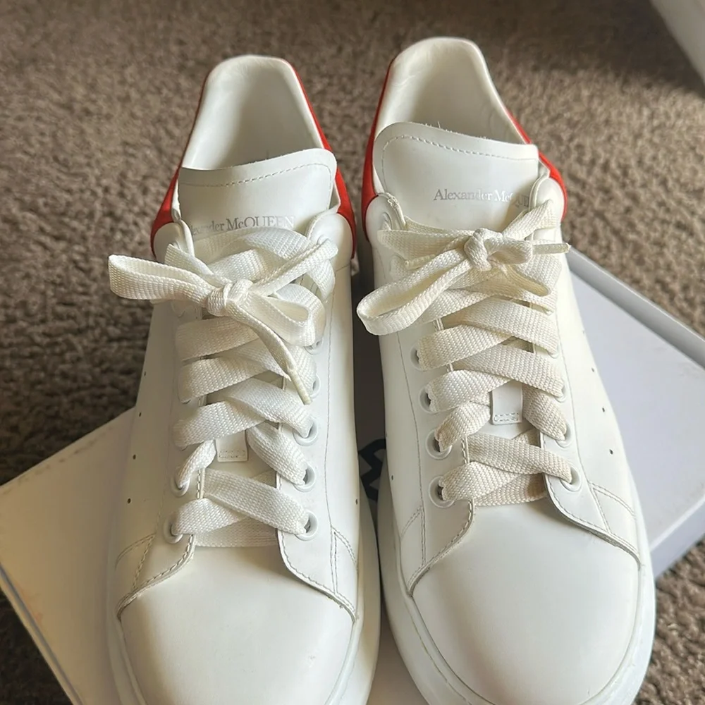 Alexander McQueen Men's Oversized
Sneaker 'Larry' in White/red. - Picture 5 of 11